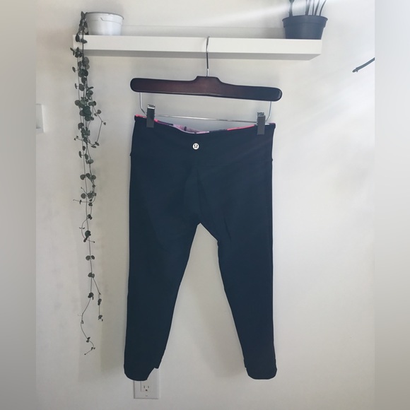 Lululemon Crop Leggings. Reversible, Size 6. Like New! - Picture 4 of 5